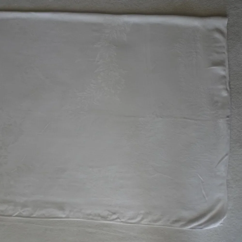 White Damask Linen Hemmed Selvage Tablecloth 68”x 50” Floral Vintage Rectangle